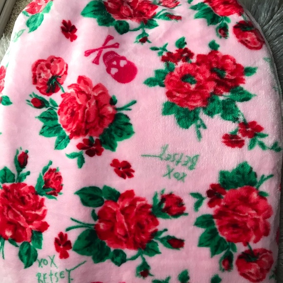 Betsey Johnson Pink Roses Bouquet Skulls Throw - Picture 5 of 8